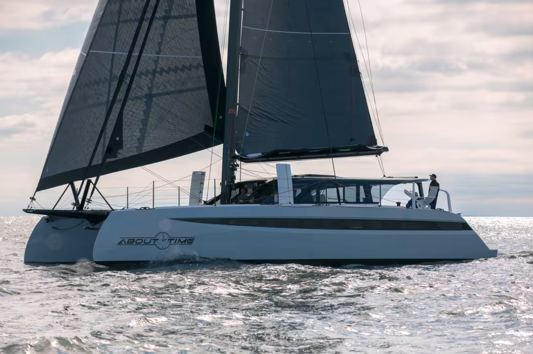 Les longs hublots latéraux ont été conservés. En revanche, le mât est désormais situé un peu plus en arrière.