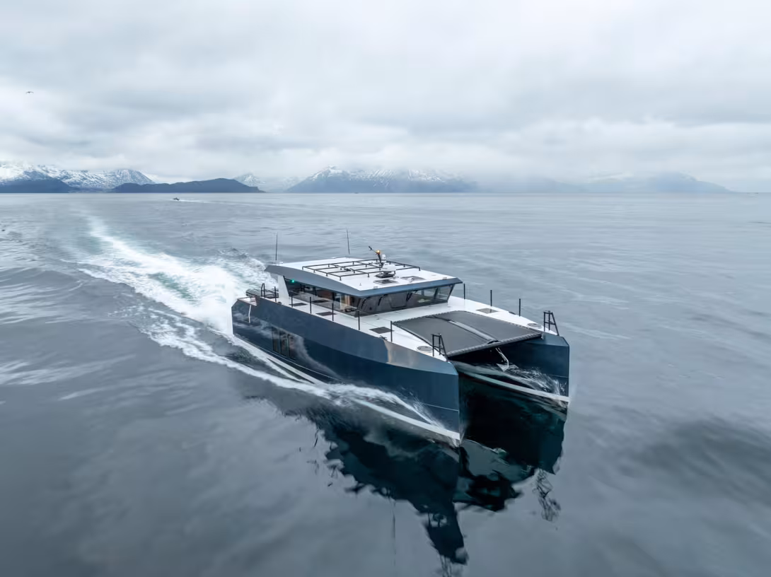 Grâce à sa construction robuste en aluminium et ses exellentes qualités marine, l’Archipelago assure confoty et sécurité à son équipage quelles que soint les conditions.