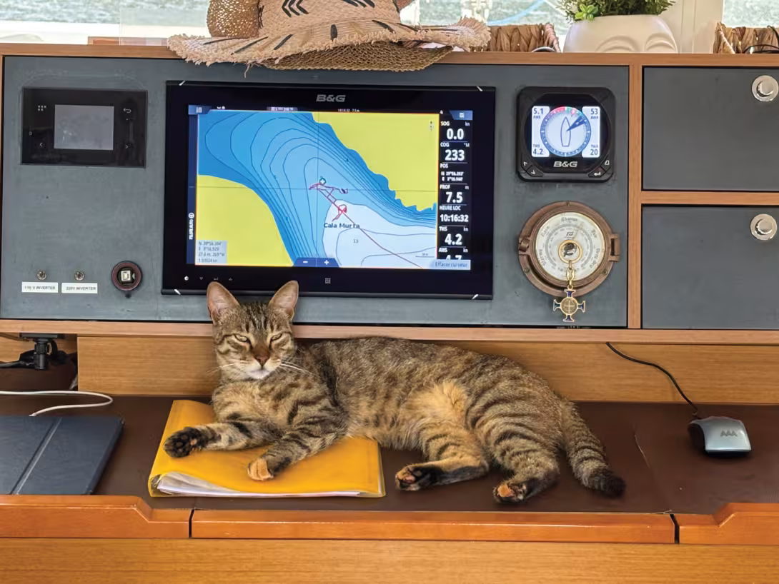 Vous avez besoin d’un routage dans l’archipel des Grenadines ? Faites appel à Sticky (à gauche) ! 
Chouchou, quant à lui, veille sur la calanque de Murta, à Majorque…(à droite)