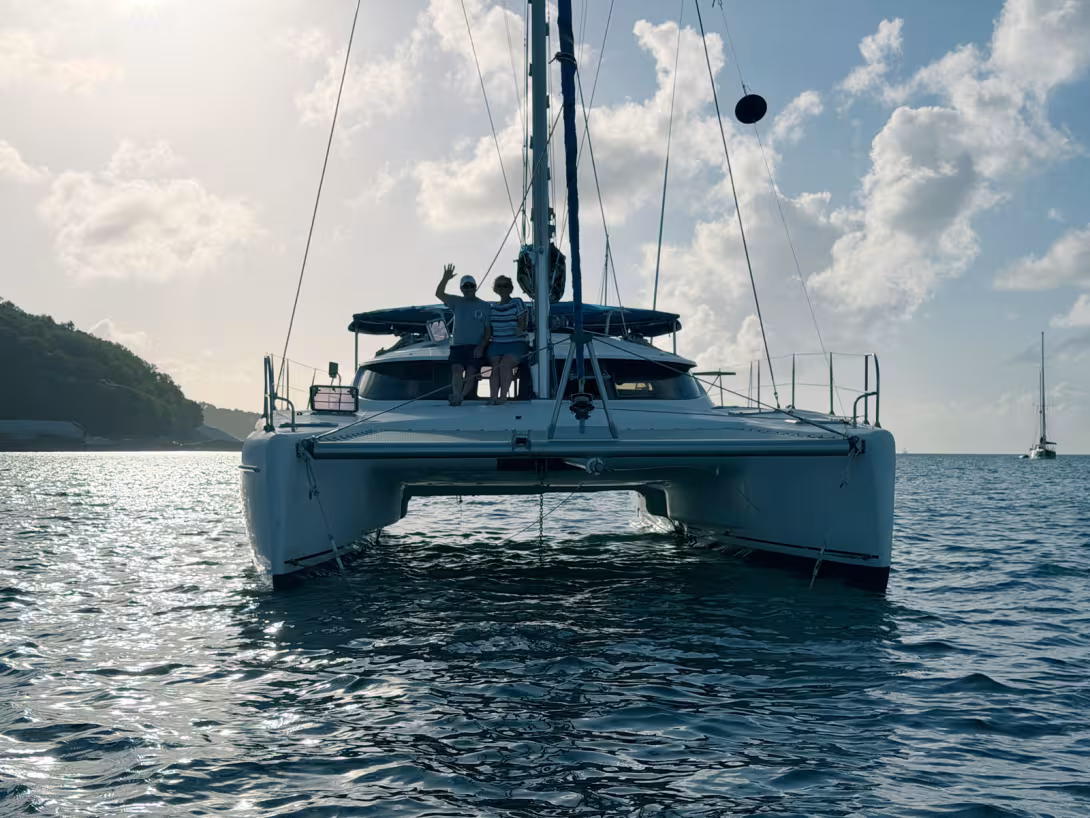 Ce plan Joubert/Nivelt préserve des coques fines à la flottaison, au détriment de la largeur des couchages avant.