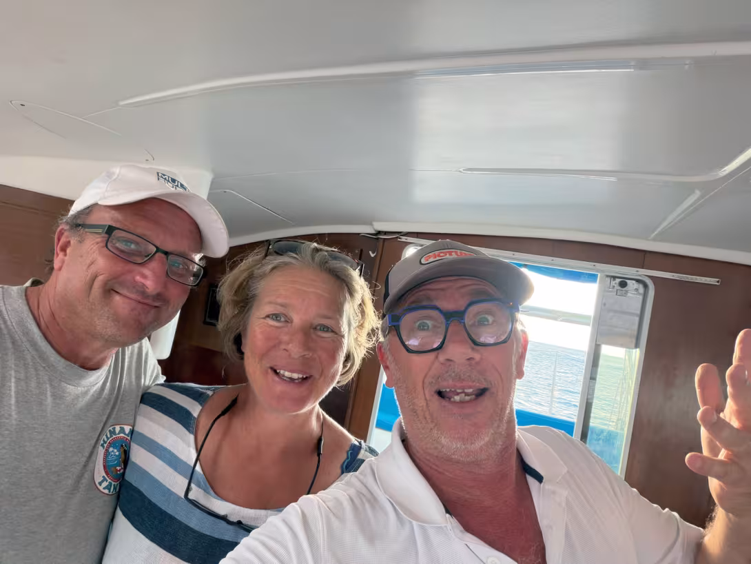 Graham et Lorraine m’accueillent à bord de leur Caïpirinha, immatriculé  à Saint-Malo, mais acheté en 2024 en Martinique.