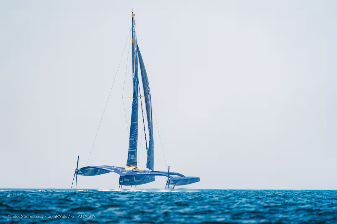 © Y.Riou/© E.Stichelbaut / polaRYSE / GITANA SA. Ce nouveau Maxi Edmond de Rothschild est le vingt-huitième bateau de cette saga maritime légendaire qui fête cette année ses 150 ans. Notez le design des « safrans cage » qui permet de renforcer et 