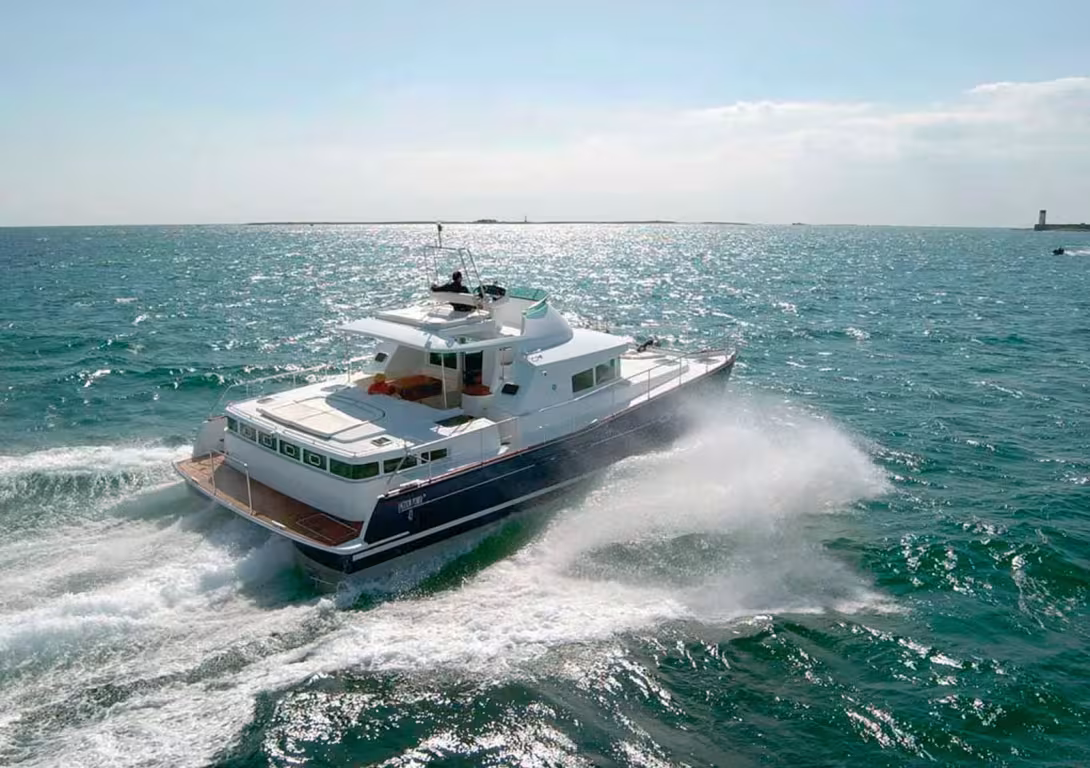 Le Lagoon Power 43 est le premier catamaran à moteur proposé par le constructeur ; ce modèle se distingue par son « château arrière » qui tient de suite Propriétaire.