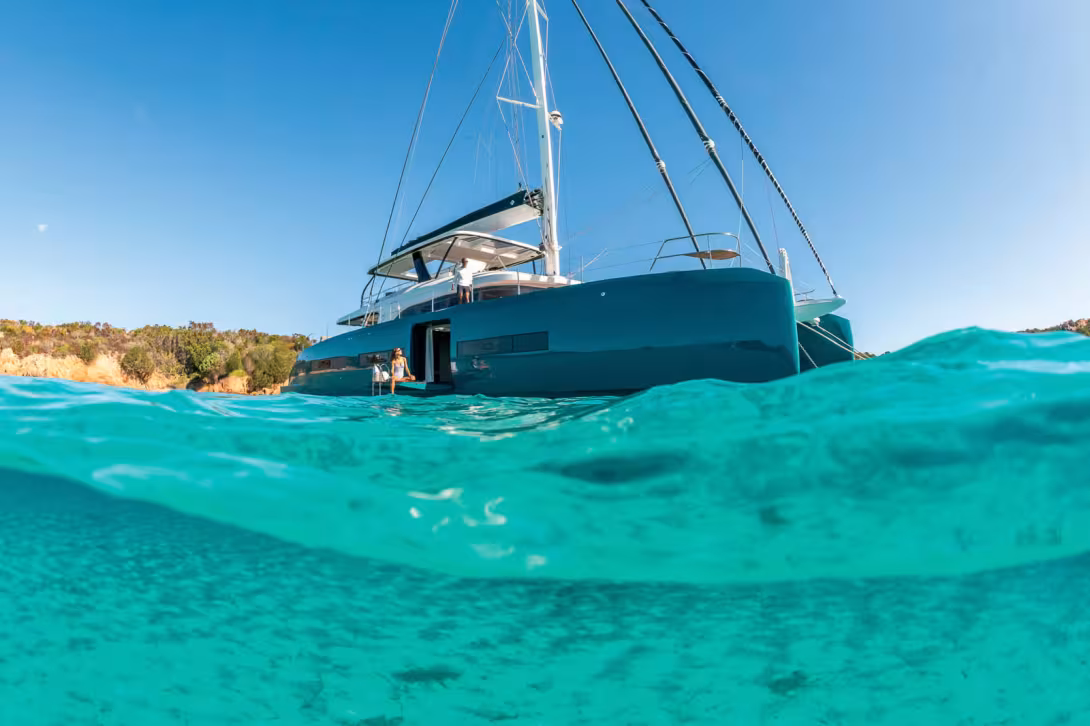 Sans renier l’ADN Lagoon, l’Eighty 2 affiche une allure statutaire avec une ligne élancée malgré une hauteur au-dessus de l’eau assez impressionnante.