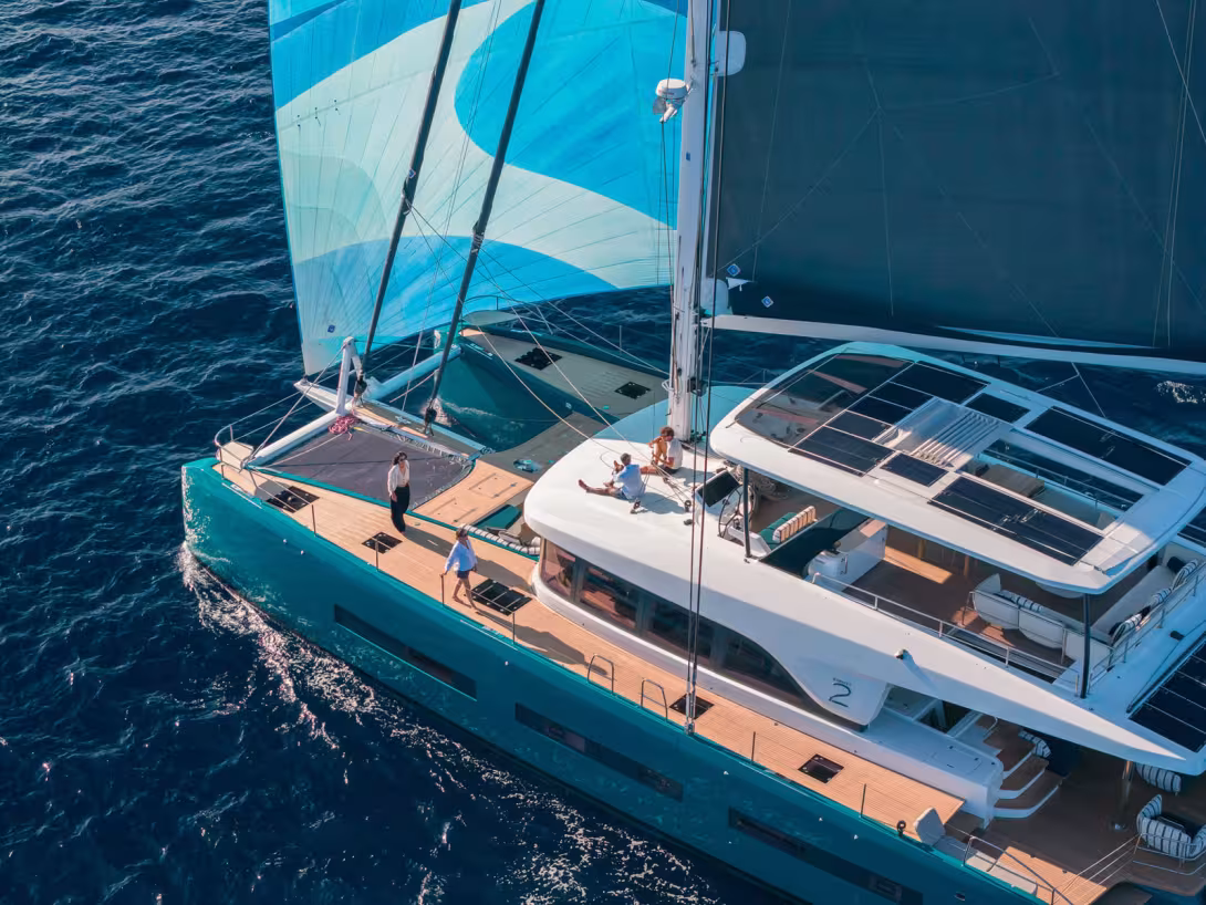 Le spinnaker asymétrique développe une surface de 450 m2,  soit 200 m2 de plus que le Code 0.