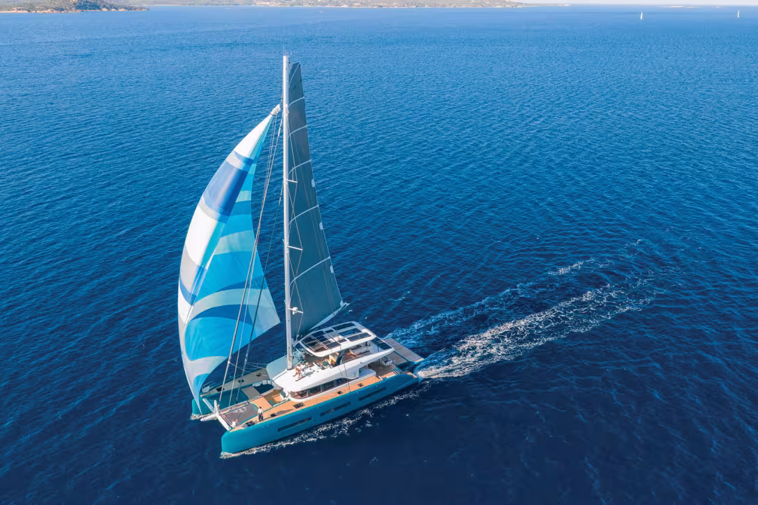 Sous voile, on peut compter sur une vitesse moyenne de 10 nœuds.