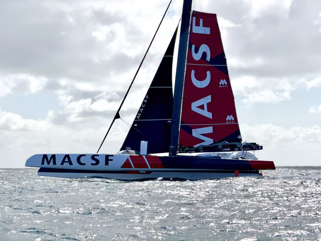 Derniers bord sous GV 2 ris et J3 pour MACSF, qui vient de rentrer dans la rade de Brest.