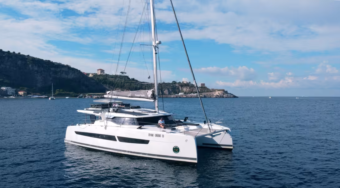 Le FP51 est le premier catamaran hybride exploité par Dream Yacht. Ce modèle démarre sa quatrième saison.