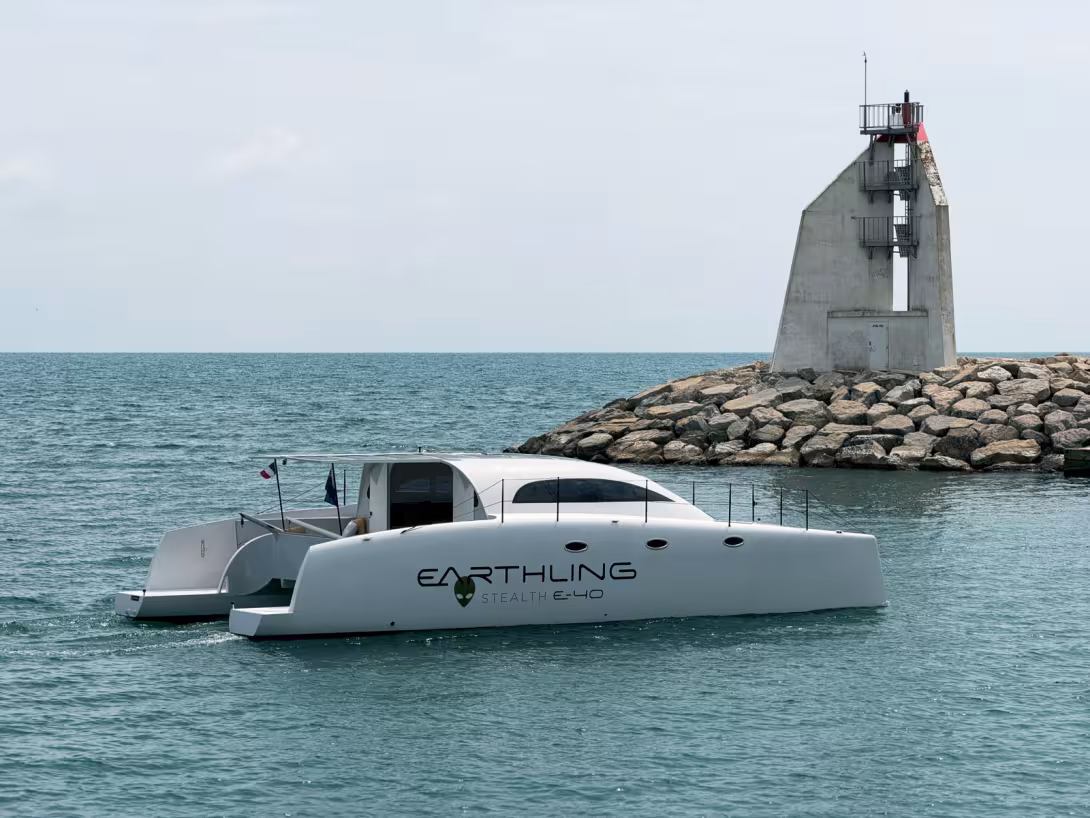 Ce powercat assume son design de catamaran à voile… sans gréement.