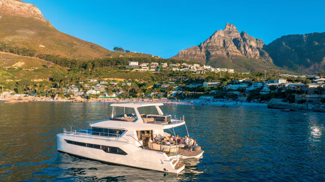 Avec ses multiples espaces de détente répartis entre cockpit,  flybridge, pont avant et plateforme arrière, le 53 PC sait rendre agréable la vie en extérieur.