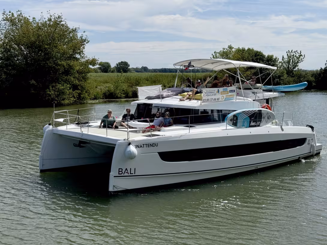 Démâté, un catamaran à voile peut être un excellent support pour la navigation fluviale.