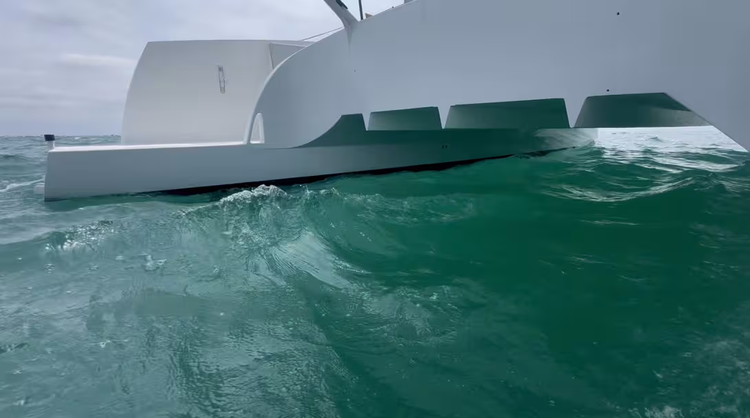 Les longues jupes, idéales pour la baignade ou l’accès au dinghy, sont également bien pratique pour l’embarquement, même par le côté, grâce aux pans coupés. La nacelle suffisamment haute permet un bon passage à la mer.